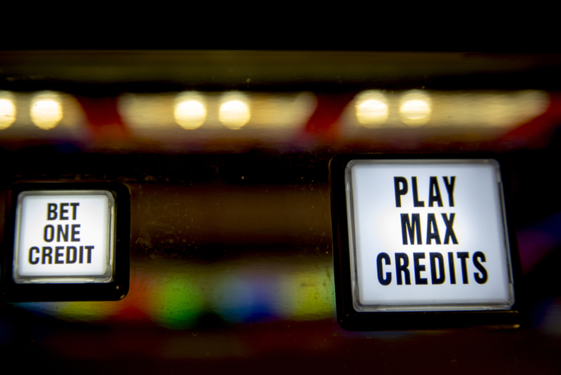 Buttons saying BET ONE CREDIT and PLAY MAX CREDITS