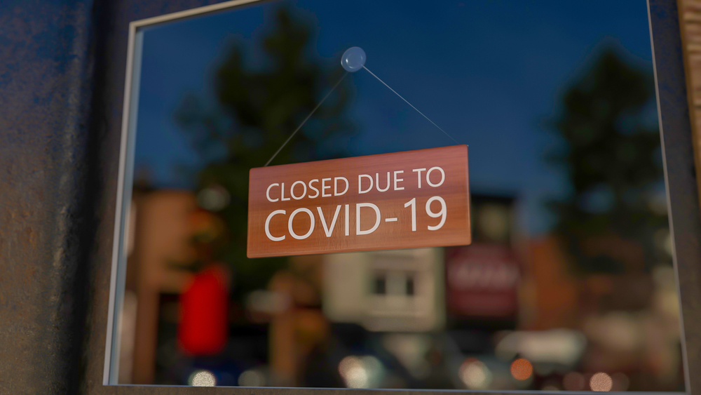 closed due to Covid-19 sign on glass door